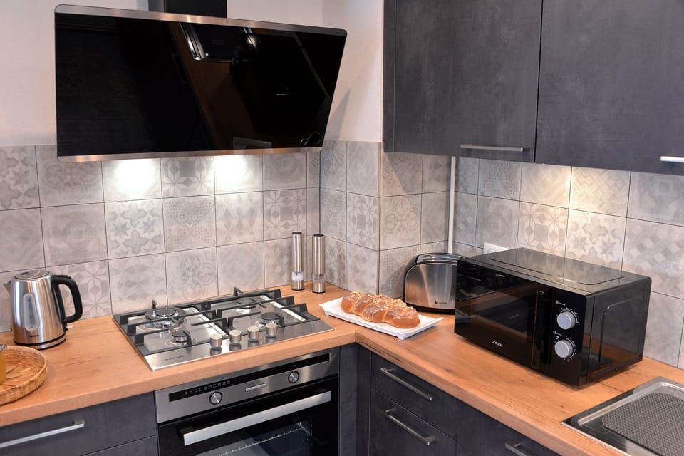 Family Cottage, Ensuite, Courtyard View (4 étoiles) | Shared kitchen | Highchair