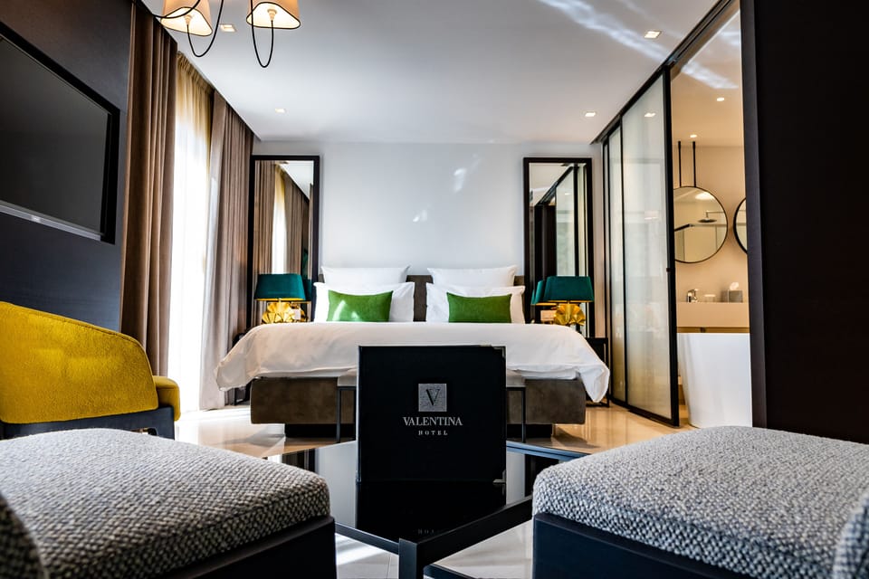 Junior Suite | Minibar, in-room safe, soundproofing, iron/ironing board