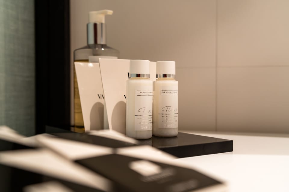 Junior Suite | Bathroom | Shower, rainfall showerhead, free toiletries, hair dryer