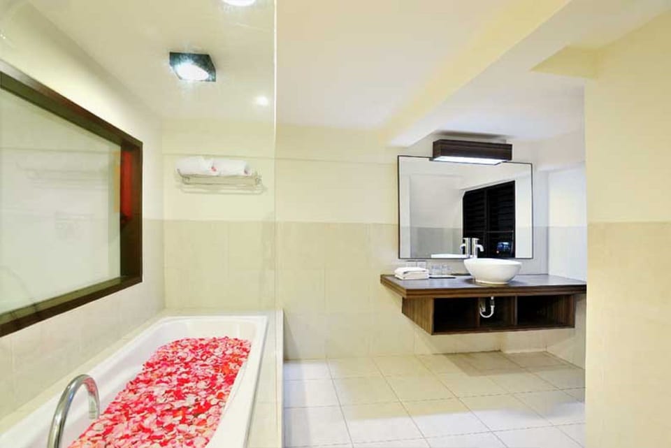 Suite | Bathroom | Shower, free toiletries, hair dryer, bidet