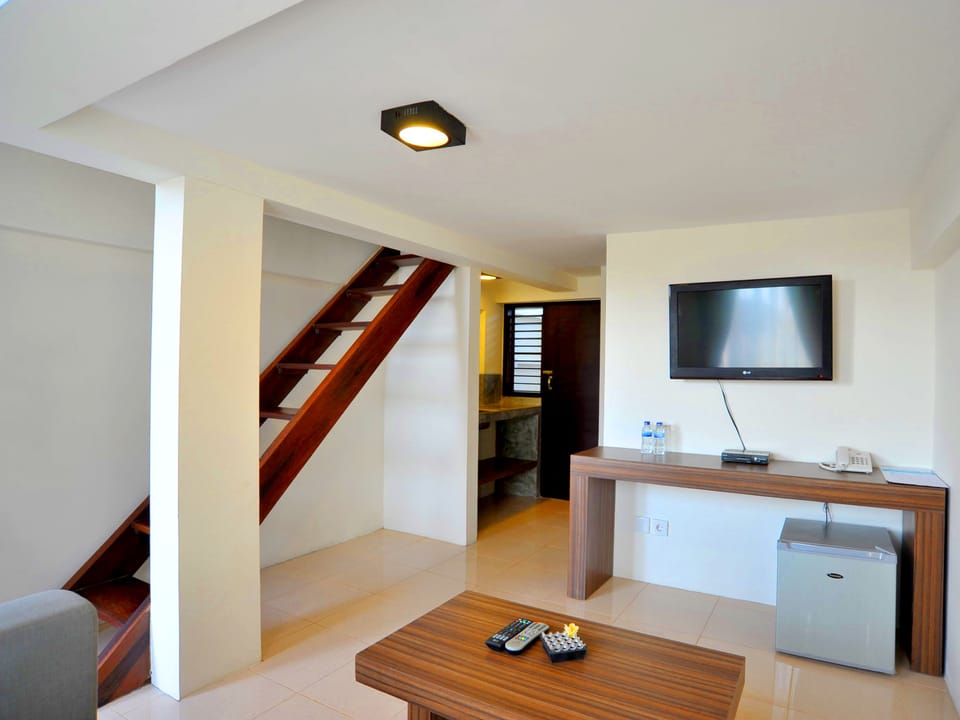Deluxe Room | Living area | TV