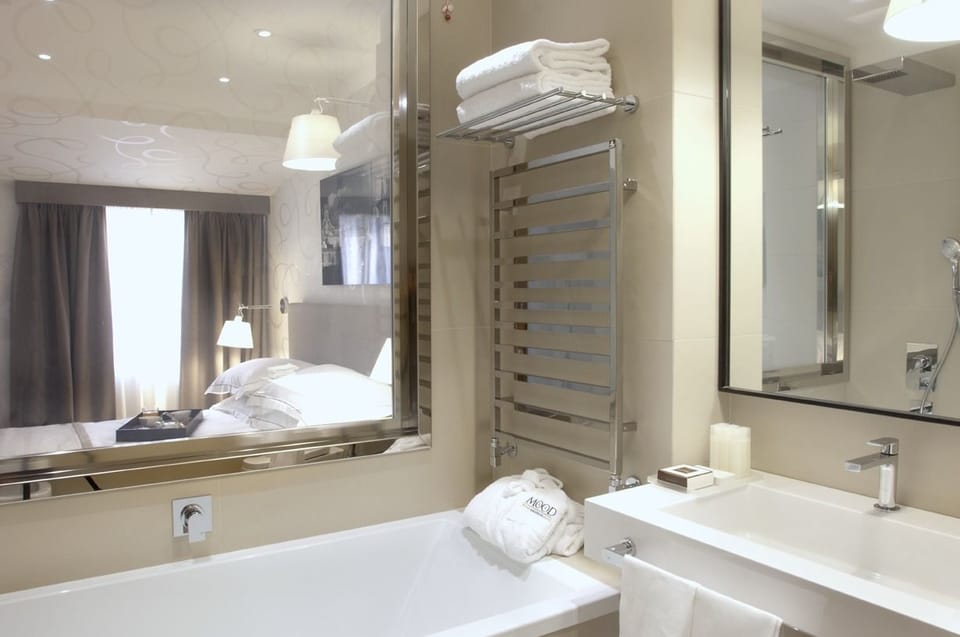Junior Suite | Bathroom | Deep soaking tub, rainfall showerhead, free toiletries, hair dryer
