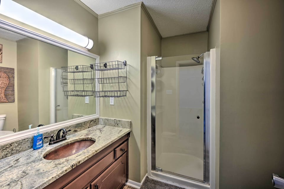 Full Bathroom | Towels Provided | Complimentary Toiletries