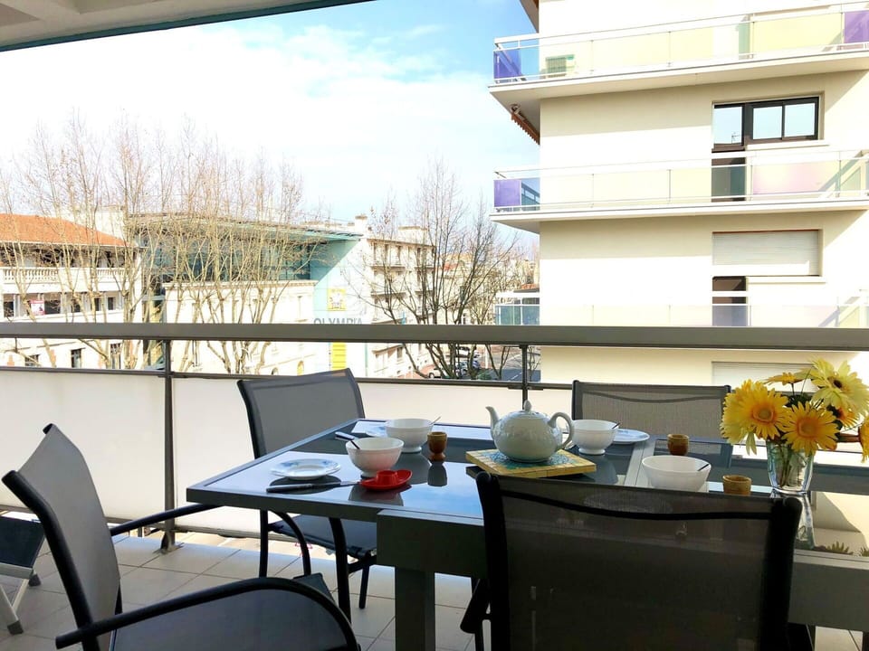 Table, Furniture, Property, Countertop, Tableware, Cabinetry, Food, Plant, Window, Chair