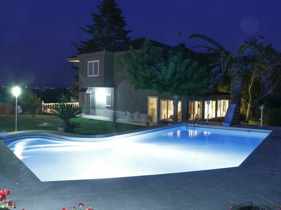 Property, Plant, Sky, Building, Water, Light, Swimming Pool, Lighting, House, Architecture