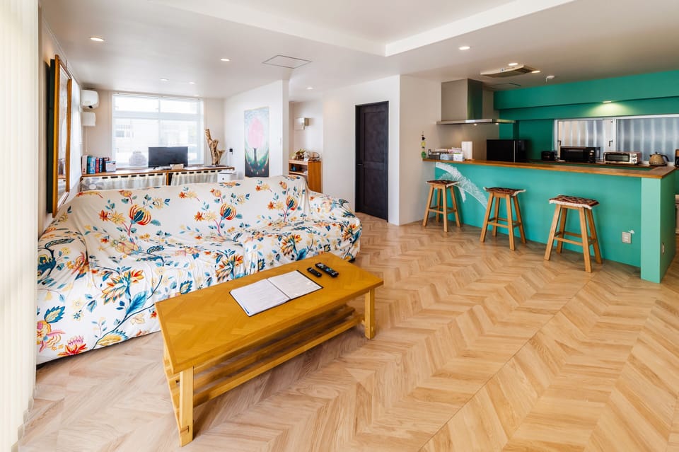 Private Vacation Home, Non Smoking | Living room | Flat-screen TV