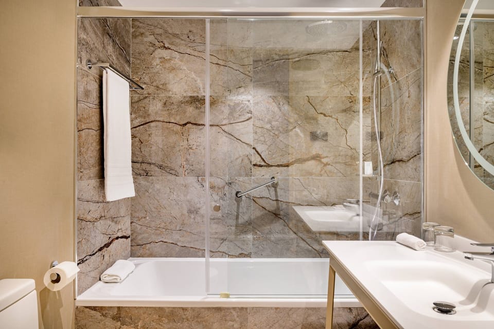 Standard Room, 2 Twin Beds | Bathroom | Free toiletries, hair dryer, bathrobes, slippers