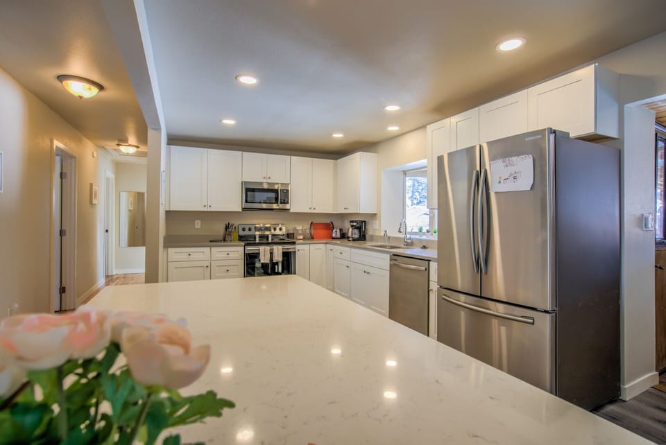 House (4 Bedrooms) | Private kitchen | Microwave, oven, coffee/tea maker, dining tables
