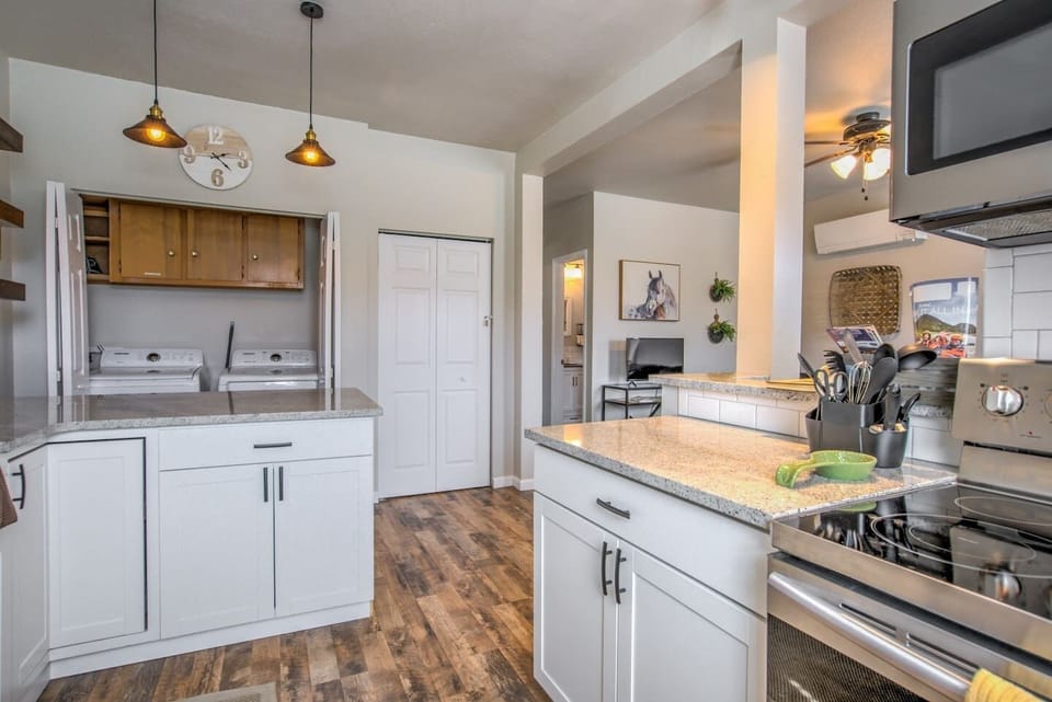 Apartment (2 Bedrooms) | Private kitchen | Microwave, oven