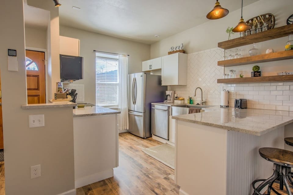 Apartment (2 Bedrooms) | Private kitchen | Microwave, oven