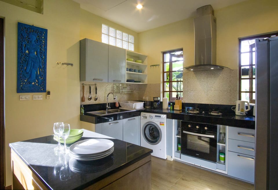 Fully fitted Kitchen with kitchen island