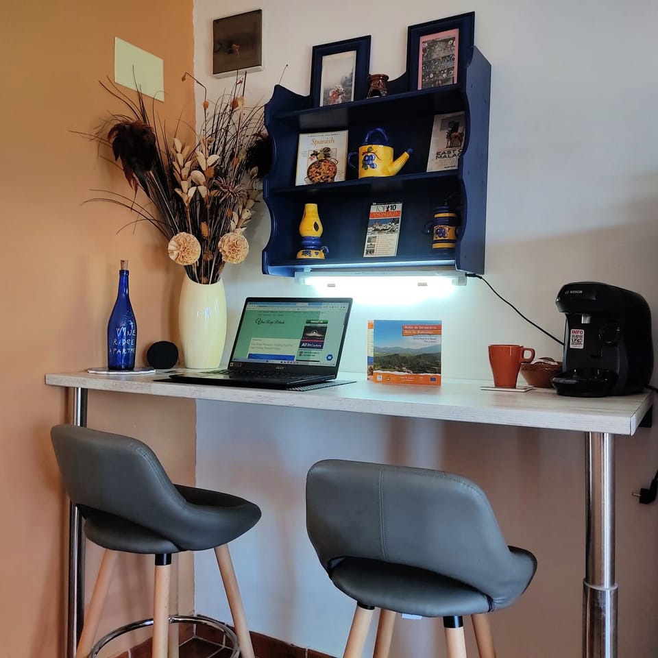Workspace/Breakfast bar