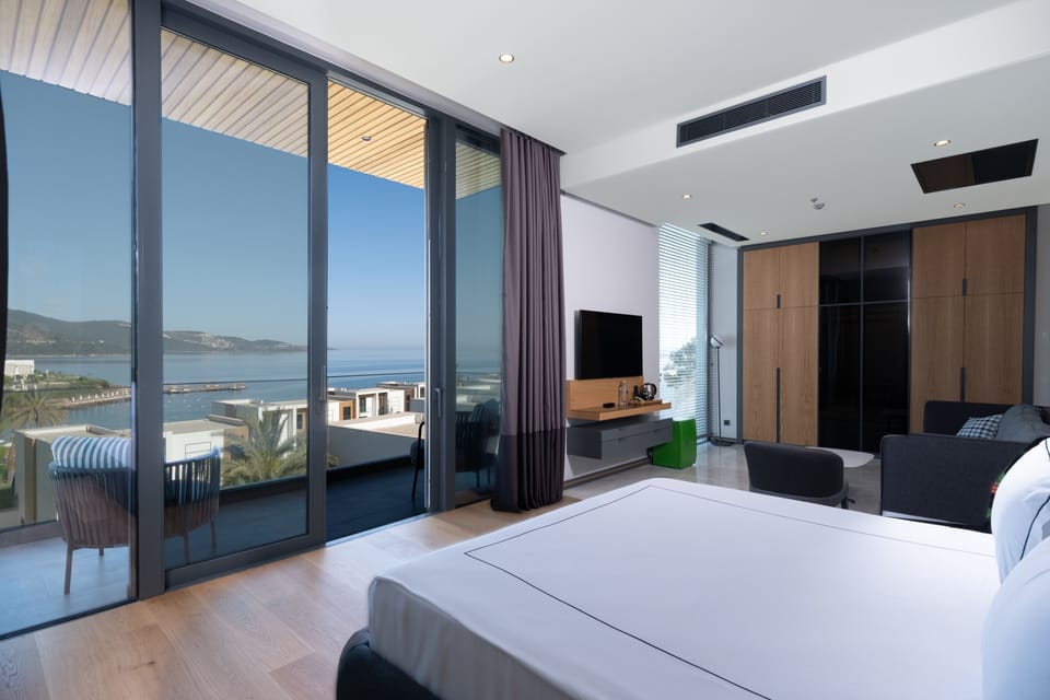 Superior Room, Garden View | Hypo-allergenic bedding, free minibar, in-room safe, desk