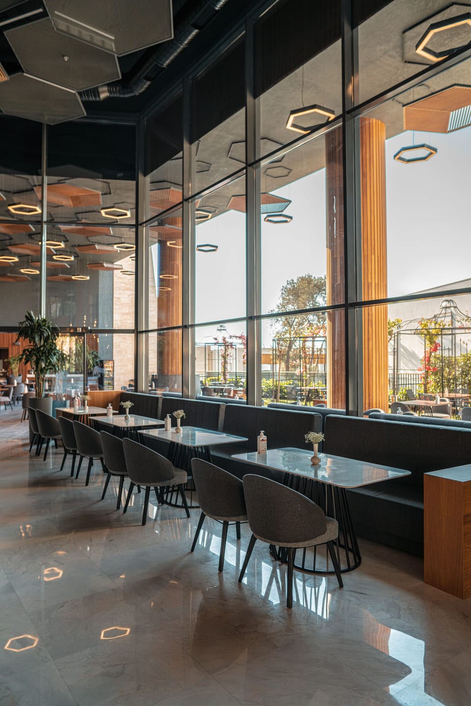 8 restaurants; breakfast, lunch, and dinner served
