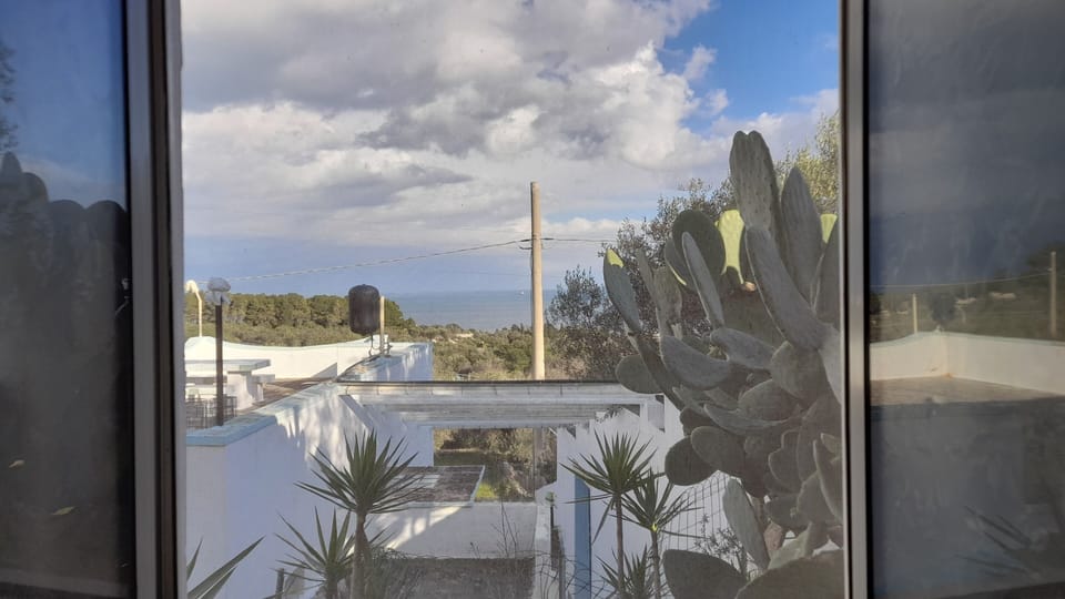 finestra della sala pranzo con vista mare