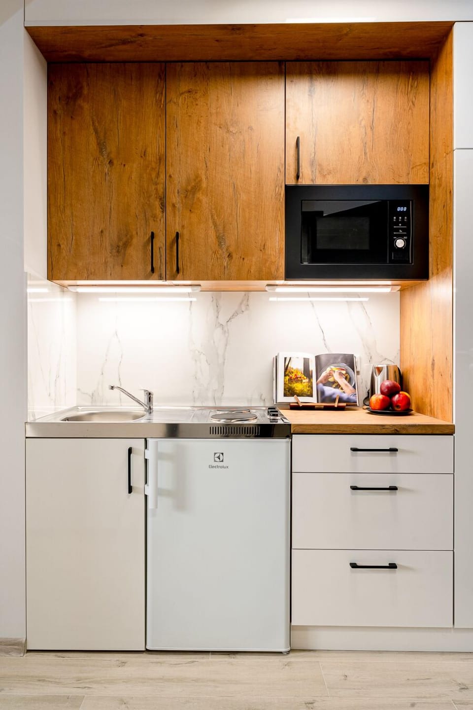 Design Studio | Private kitchen | Stovetop, electric kettle, cookware/dishes/utensils, cleaning supplies
