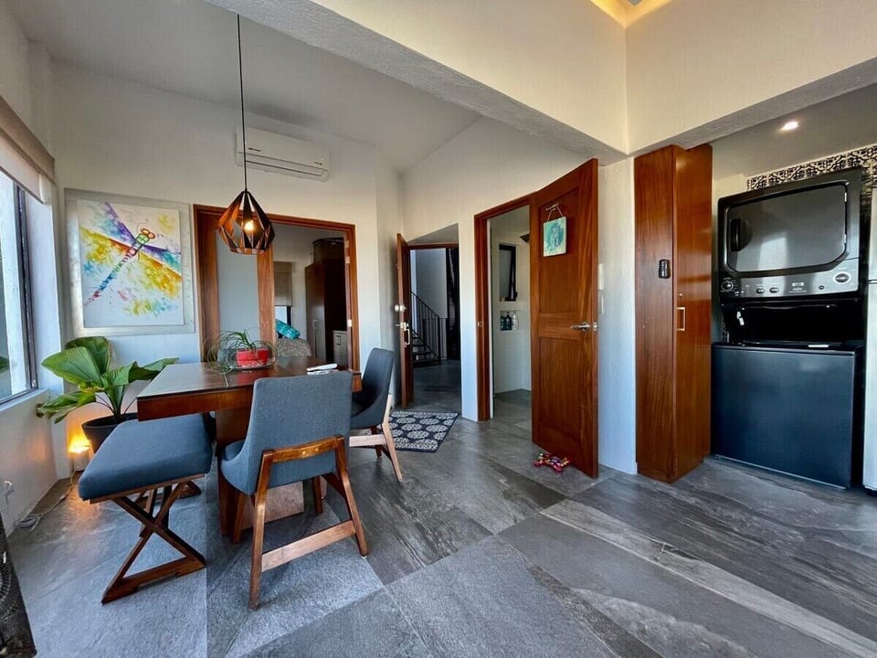 Dining & Entrance