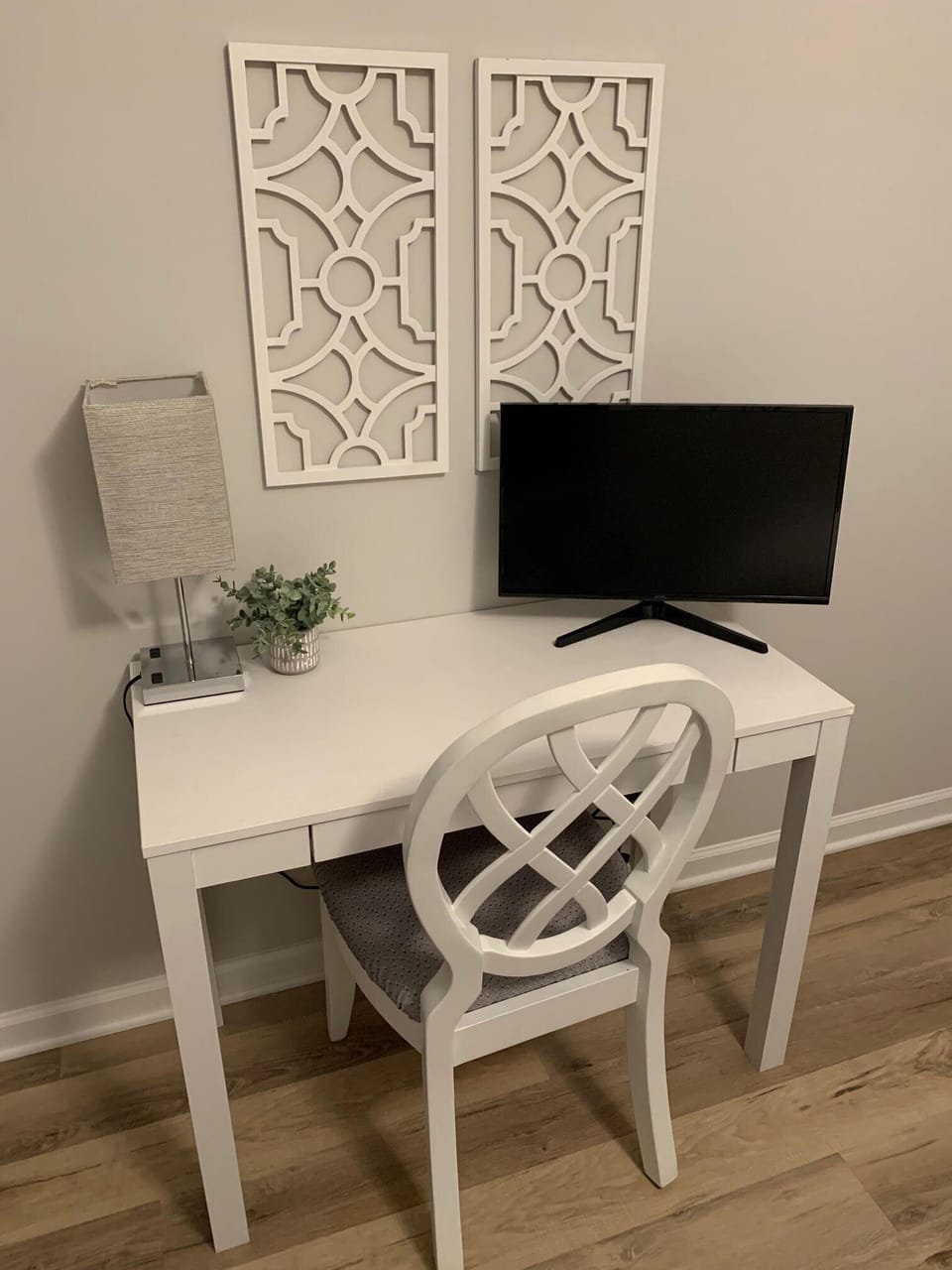 Computer monitor with HDMI connection  in Guest Bedroom and Master Bedroom