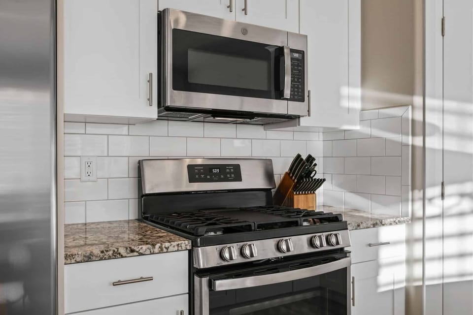 Townhome, 3 Bedrooms | Private kitchen | Fridge, microwave, oven, stovetop