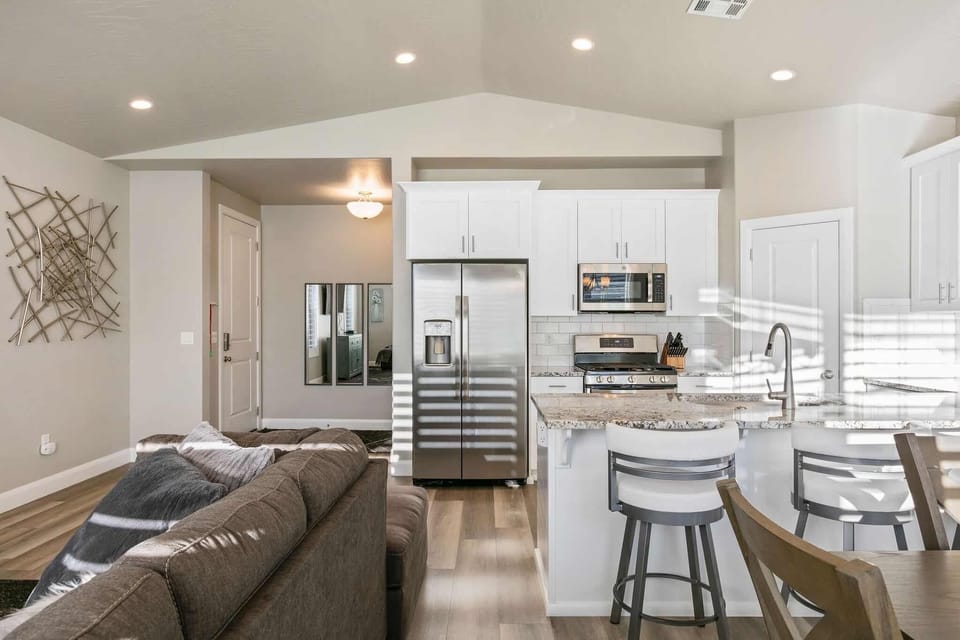 Townhome, 3 Bedrooms | Private kitchen | Fridge, microwave, oven, stovetop
