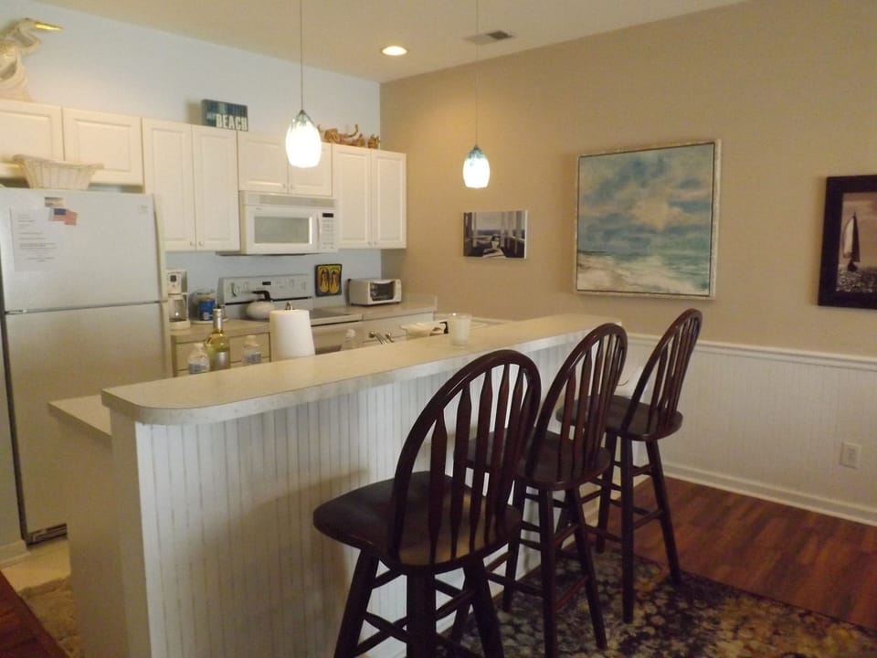 kitchen with breakfast bar