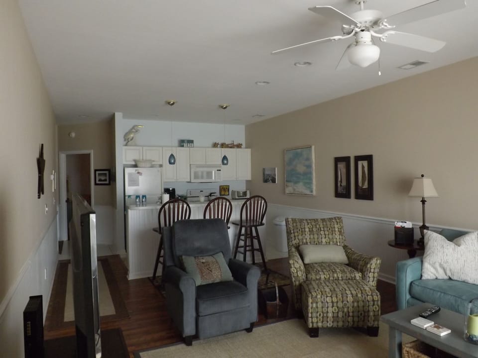 Kitchen and breakfast bar