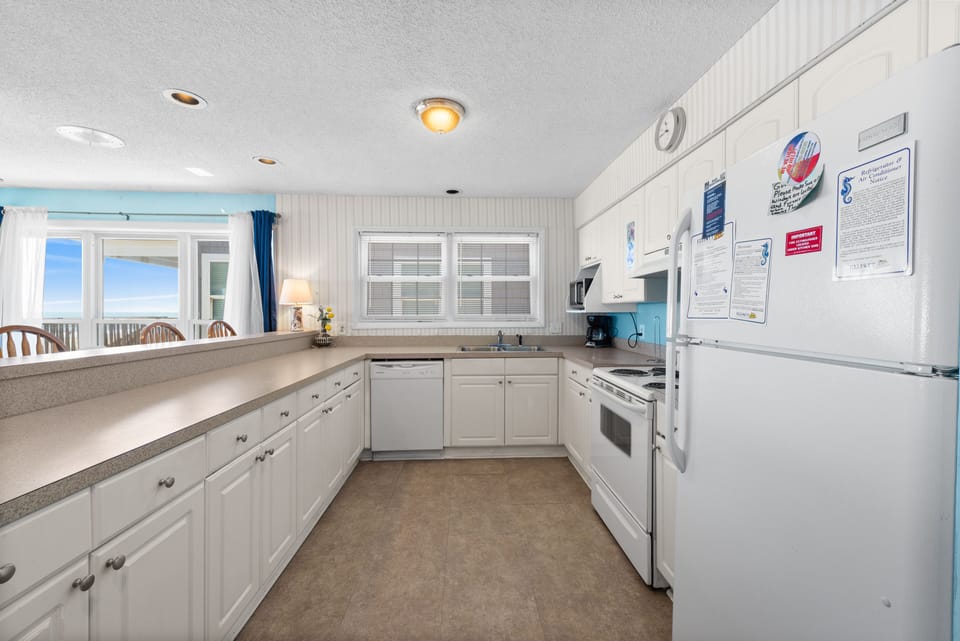 Fully equipped kitchen & plenty of counter space to help make meal prep a snap.
