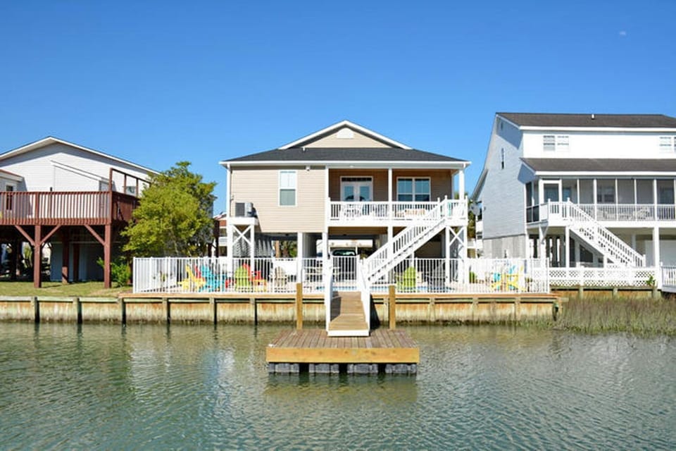 Sea La Vie is perfectly located right on the channel!