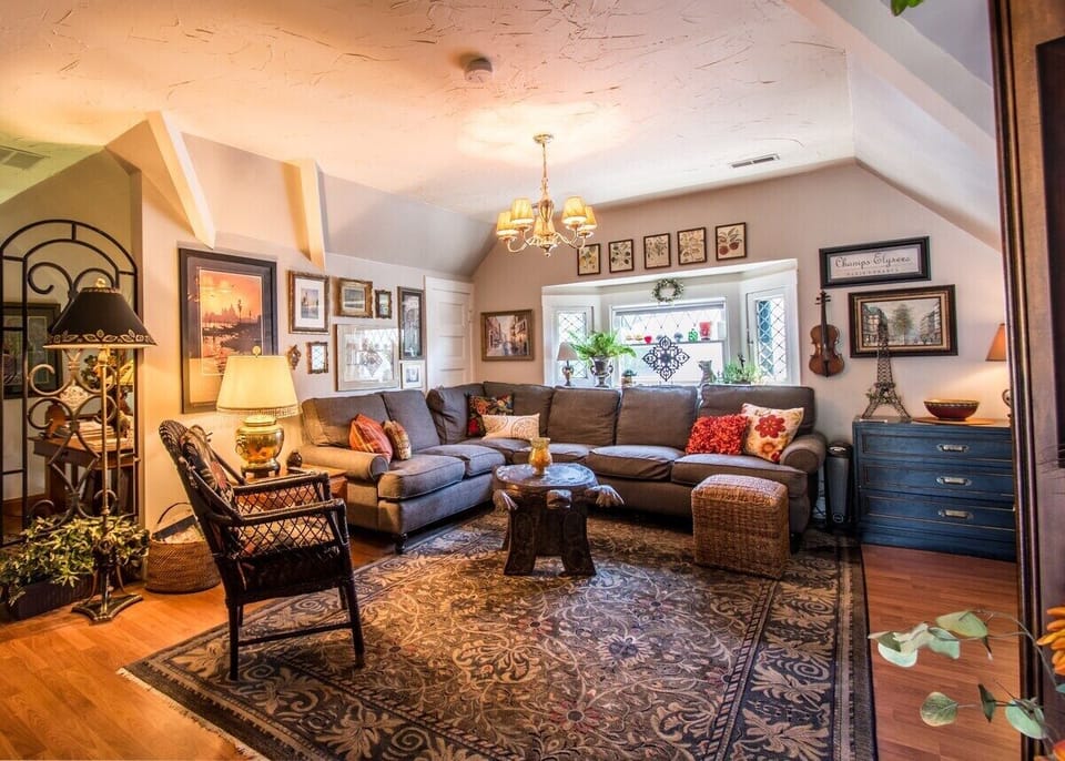 Spacious living room with smart tv and cable