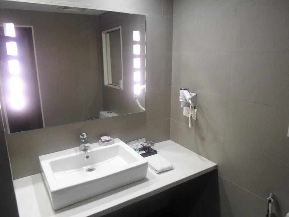 Shower, rainfall showerhead, free toiletries, hair dryer