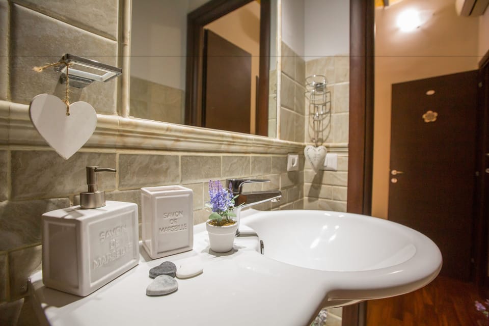 Triple Room | Bathroom | Shower, rainfall showerhead, free toiletries, hair dryer