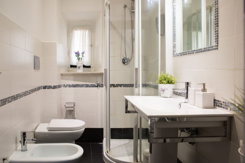 Double Room | Bathroom | Shower, rainfall showerhead, free toiletries, hair dryer