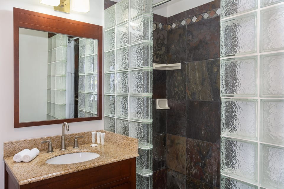 Cabana King | Bathroom | Shower, free toiletries, hair dryer, towels