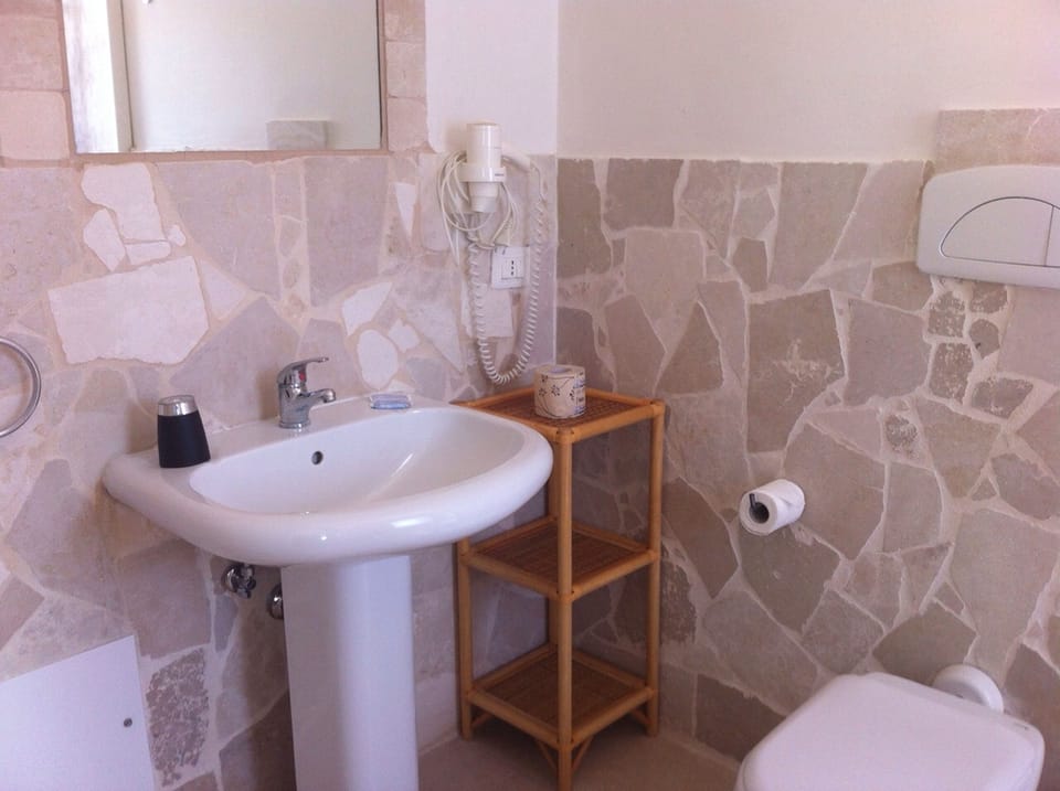 Comfort Double Room | Bathroom | Shower, free toiletries, hair dryer, bidet