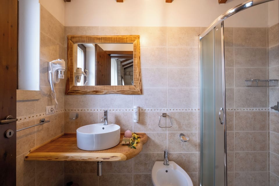 Superior Room, 1 Double Bed, Private Bathroom | Bathroom | Shower, rainfall showerhead, free toiletries, bidet