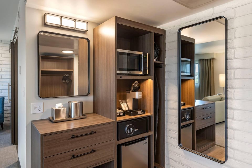 Suite, 1 King Bed, Non Smoking | Egyptian cotton sheets, premium bedding, Tempur-Pedic beds, in-room safe