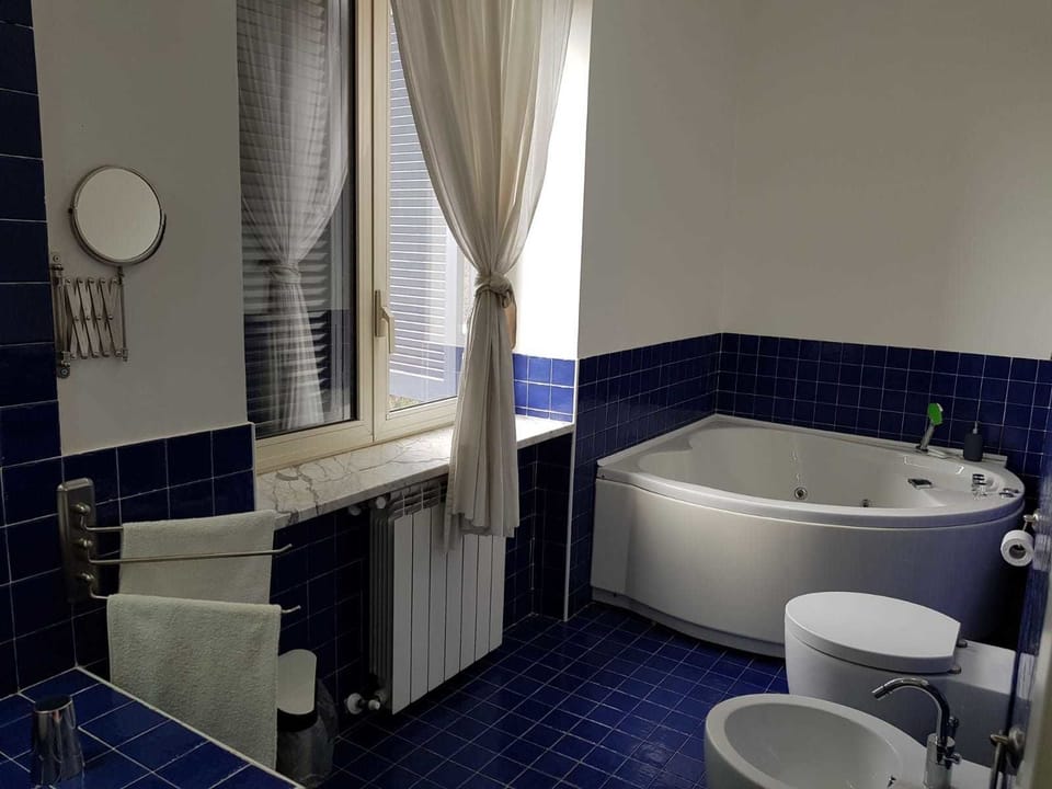 Standard Double Room | Bathroom | Deep soaking tub, rainfall showerhead, free toiletries, hair dryer