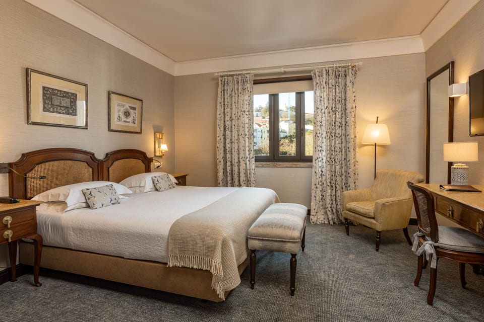 Junior Suite | Minibar, in-room safe, desk, blackout drapes