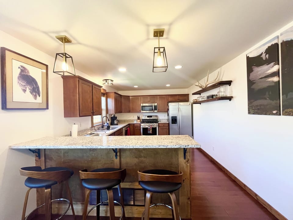 Bar & kitchen