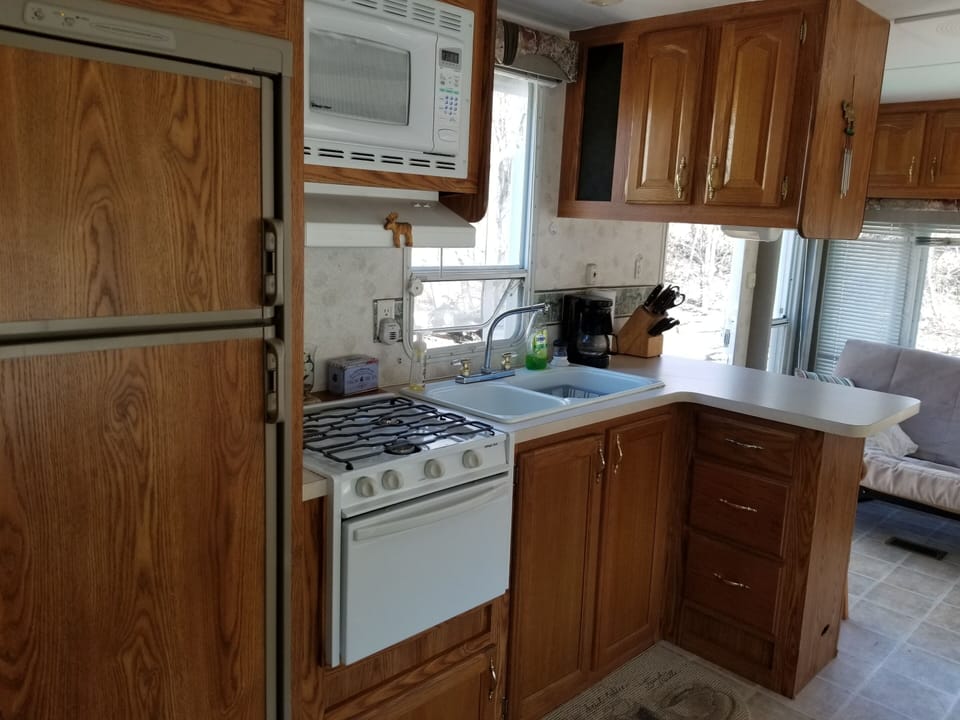 fully equipped kitchen 