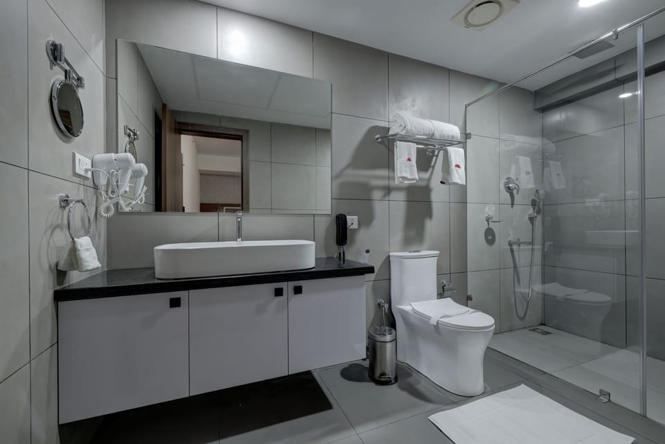 Shower, rainfall showerhead, free toiletries, bathrobes