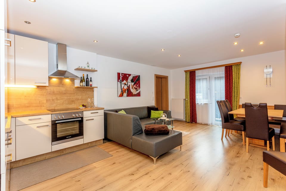 Deluxe Condo, 2 Bedrooms, Non Smoking, Balcony (Birkenzweig) | Private kitchen