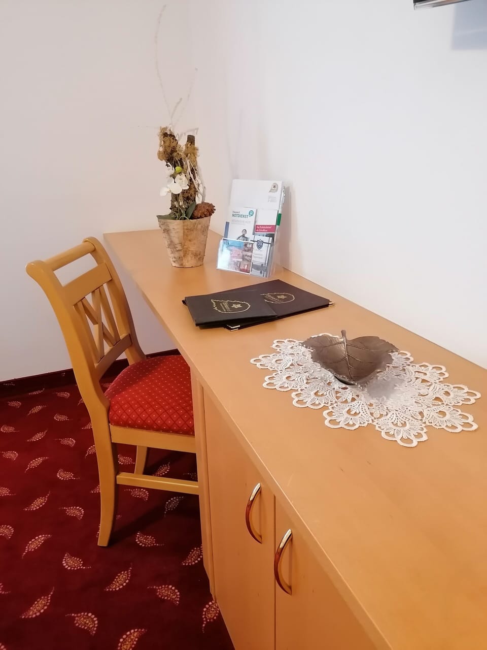 Classic Double Room, 1 King Bed (Birke) | Living area | 30-inch flat-screen TV with digital channels, books