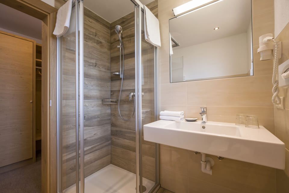 Comfort Double Room, Balcony, Mountain View (Falkennest Tirol) | Bathroom sink