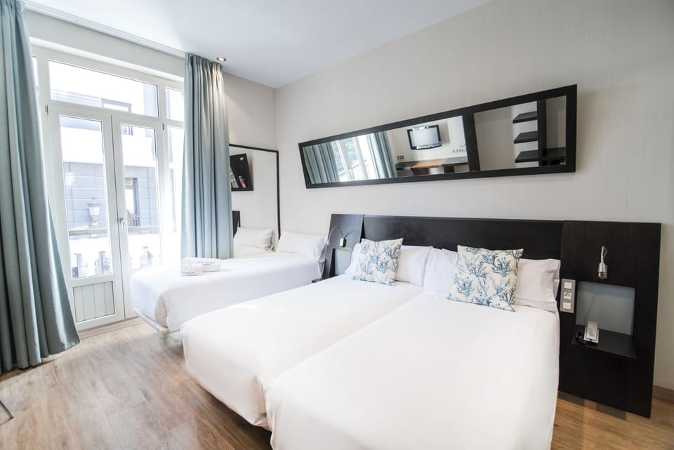 Triple Room | Minibar, in-room safe, desk, soundproofing