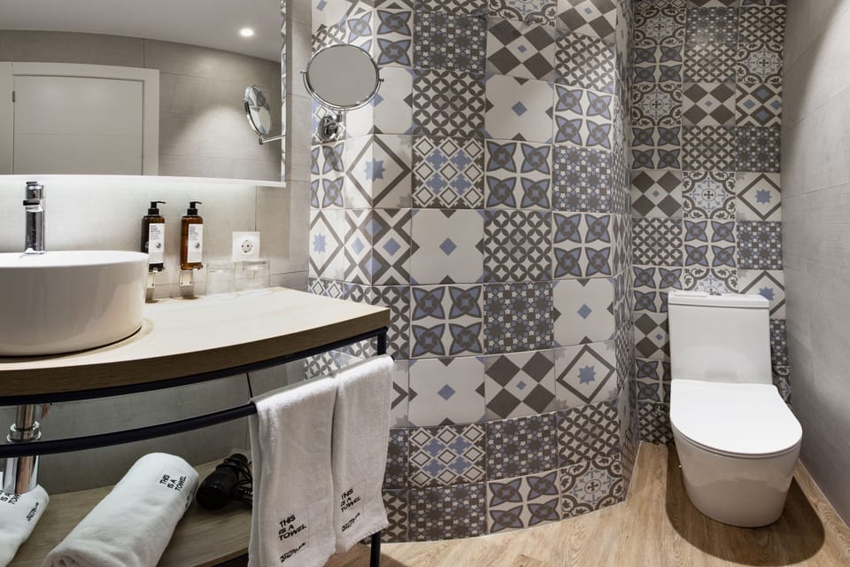 Shower, towels
