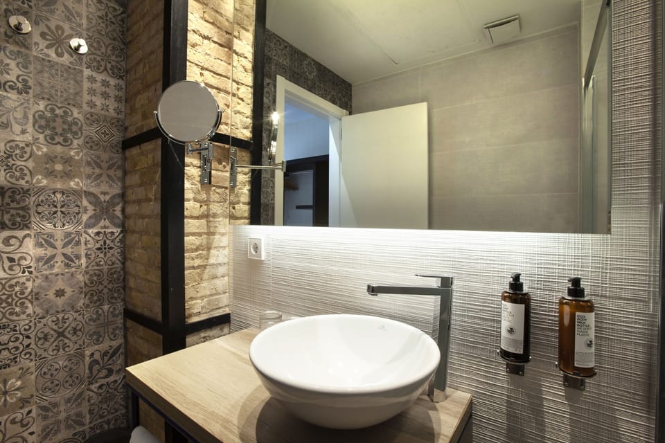 Shower, towels