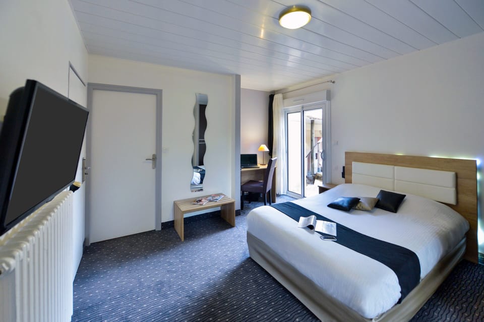 Double Room (small lake view) | In-room safe, desk, blackout drapes, free WiFi
