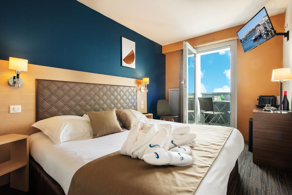 Superior Double or Twin Room, Balcony, Sea View | Desk, blackout drapes, WiFi (free), bed sheets