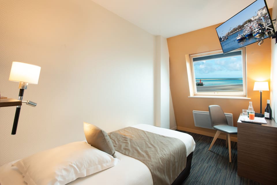 Single Room | Desk, blackout drapes, WiFi (free), bed sheets